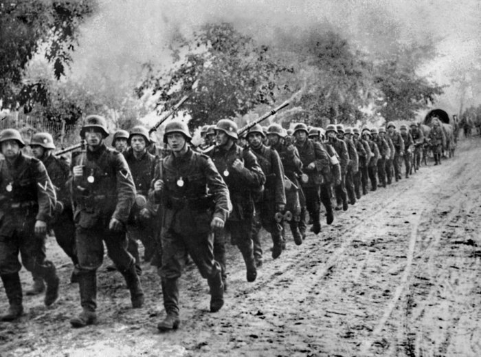 Немис журналисти Гитлер Германиясини ҳалокатга олиб келган хато ҳақида гапирди