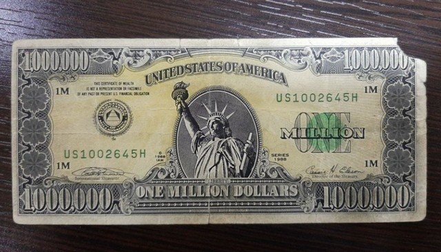 1 000 000 долларлик банкнотани сотмоқчи бўлган фирибгар ушланди