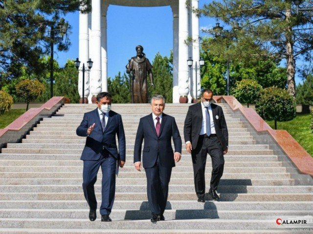 Президент Тошкентда янги очилган “Адиблар хиёбони"га ташриф буюрди