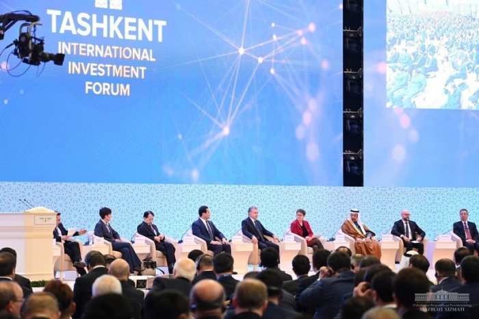 Президент Шавкат Мирзиёев биринчи Тошкент халқаро инвестиция форумида нутқ сўзламоқда