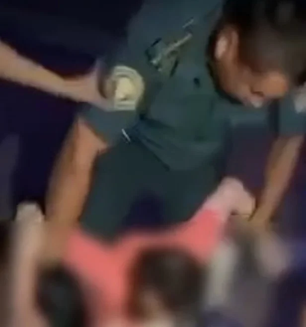 Наманганда ИИБ ходимлари икки фуқарони қўлига кишан тақиб, олиб кетди