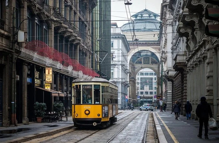 Аёл ва трамвайнинг ортидан югурма: Италия мақолларини ўқиймиз