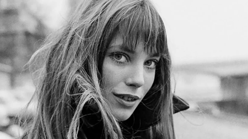 Машҳур хонанда ва актриса уйида ўлик ҳолда топилди