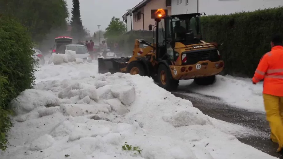 Ёз фаслидаги камёб кўриниш. Германияда дўл ёғди