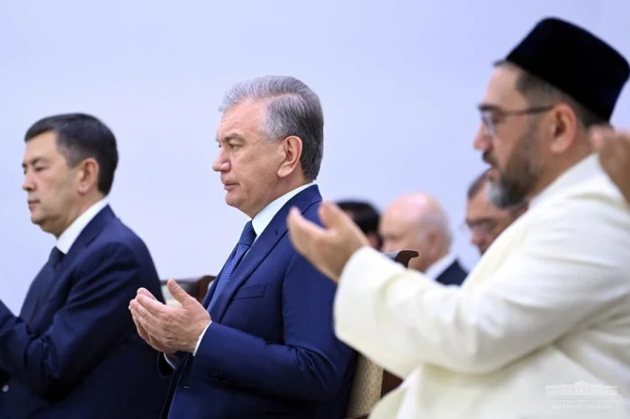 Шавкат Мирзиёев Имом Бухорий мақбарасини зиёрат қилди (фото)