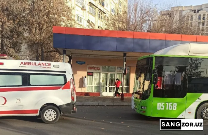Тошкентда бир аёл автобуснинг очиқ эшикларидан тушиб кетиб, жиддий жароҳат олган. "Тошшаҳартрансхизмат" ҳозирча сукут сақламоқда