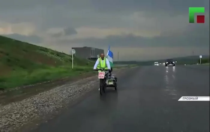 Дипломатлар ўзбекистонликнинг уйига қайтишига ёрдам беришган. У Маккага велосипедда борган ва маблағсиз қолган. Видео