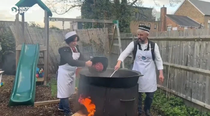 Ўзбекистонлик эр-хотин Лондонда палов тайёрлаш бизнесини очишган. Видео