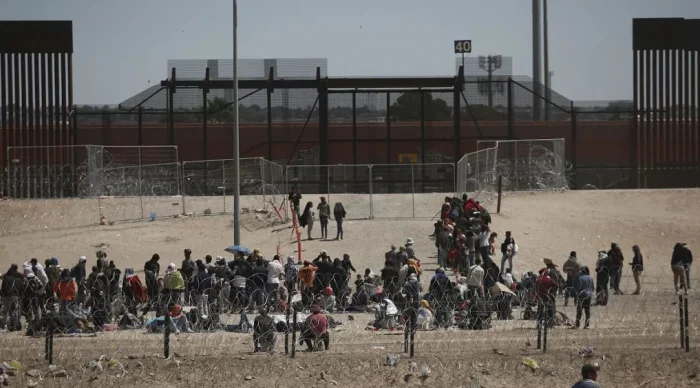 АҚШ президенти Мексика орқали мамлакатга ўтаётган ноқонуний мигрантларга бошпана беришни вақтинча тақиқлаган