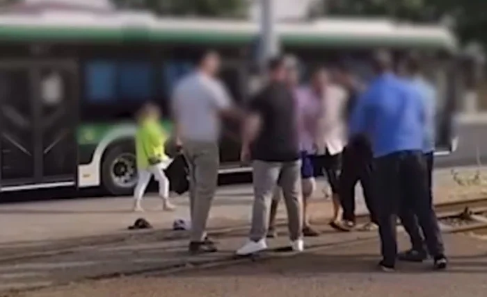 Тошкентда электробус ва иккита машина ҳайдовчилари жанжаллашди