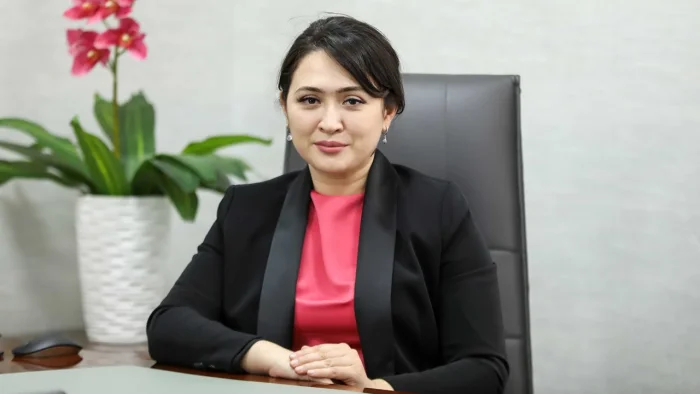 Вазир минг доллардан ошиқ маош олаётган ўқитувчилар сонини очиқлади