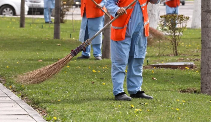 Чиқинди қутиси ёнида суратга тушган аёл...