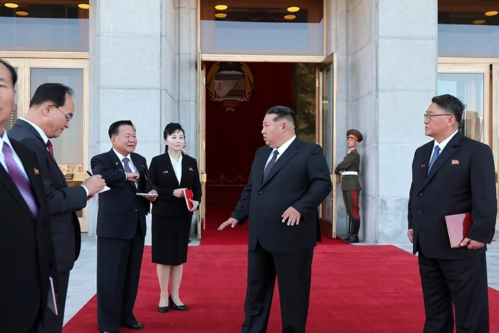 Ким Чен Ин шифохона қурилишидаги кечикишдан ғазабланди, аммо архитектурани мақтади