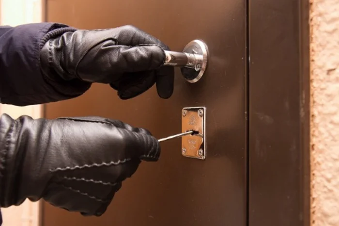 Олотда икки ўсмир 50 миллион сўм ва минглаб валюта ўғирлаган ҳолда қўлга тушди